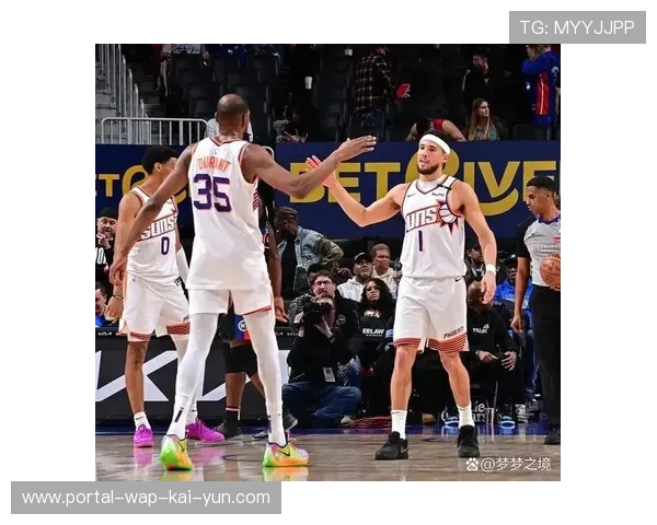 太阳主场力克独行侠 布克缺阵情况下角色球员挺身而出 太阳主场力克独行侠 布克缺阵情况下角色球员挺身而出